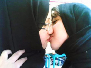 Arab lesbians munching pussies